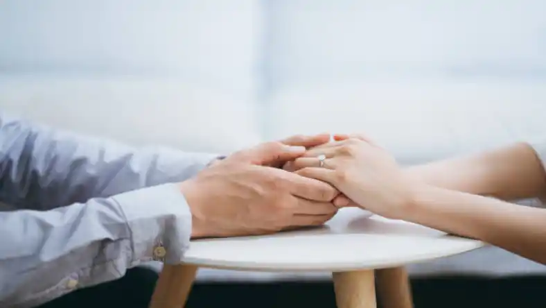 شوهرم همه چیز را به خانواده اش می گوید