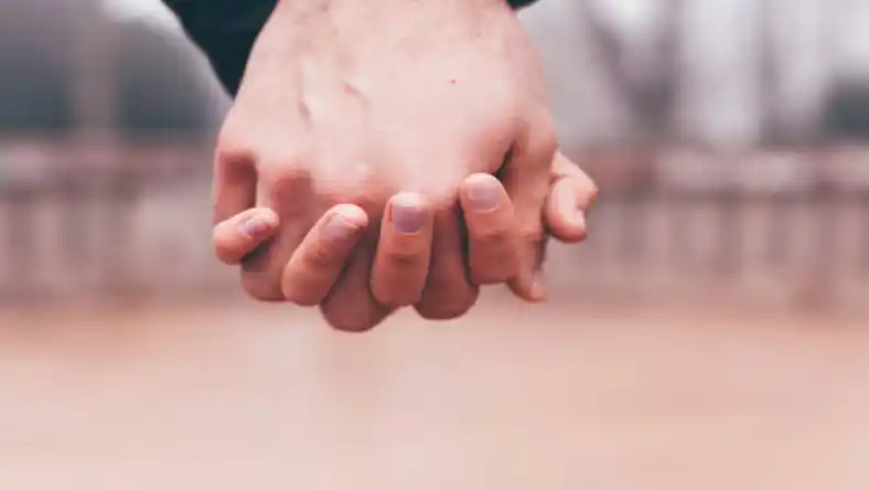 مرد وابسته به خواهر