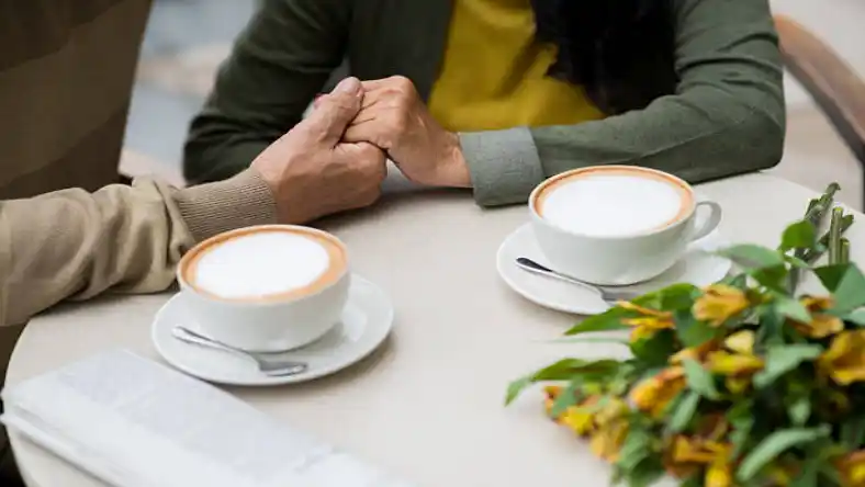 مردی که جای خوابش را جدا میکند