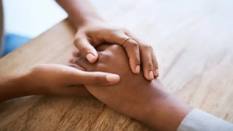 چیکار کنم شوهرم به حرف مادرش گوش نده