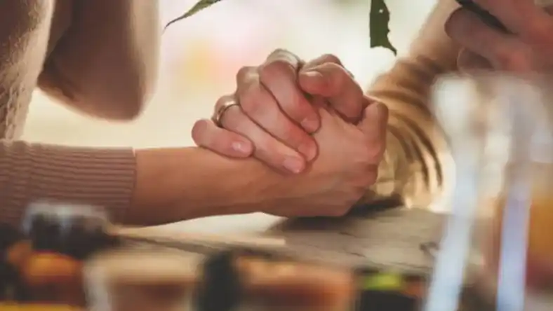 شوهرم باهام کم حرف و بی محبت چیکار کنم